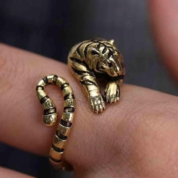 NEW Gold-Tone Tiger Wrap Ring - Size 7 & adjustable - Picture 2 of 10
